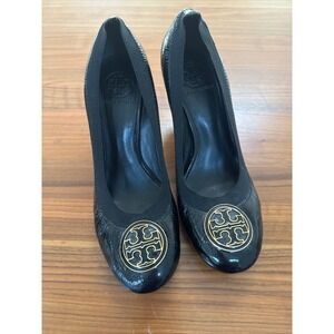 Tory Burch Caroline Black Crinkled Patent Leather Logo Medallion Pumps Heels 9M